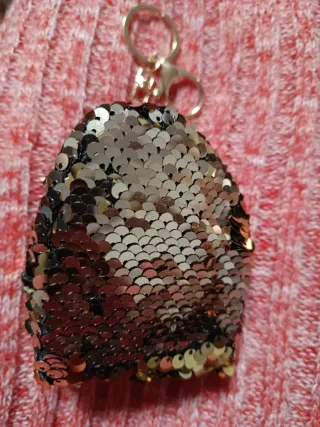 Mini llavero mochila lentejuelas negro/dorado