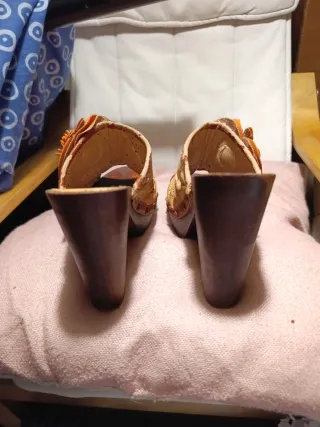 Zuecos plataforma piel beige/naranja T.35