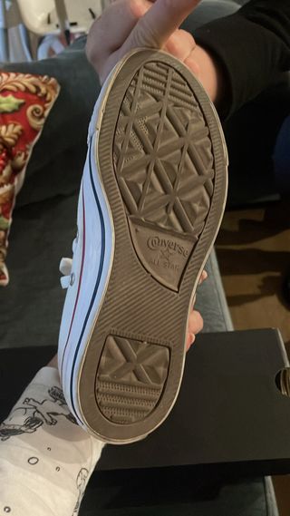 Zapatillas Converse Blancas con Detalles Rojos