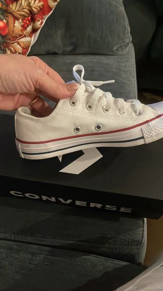 Zapatillas Converse Blancas con Detalles Rojos