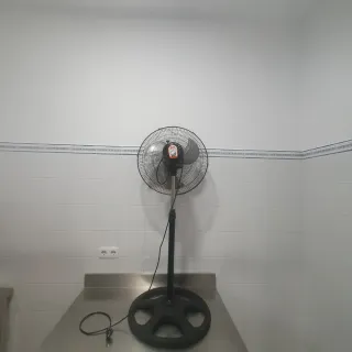 Ventilador de pie negro