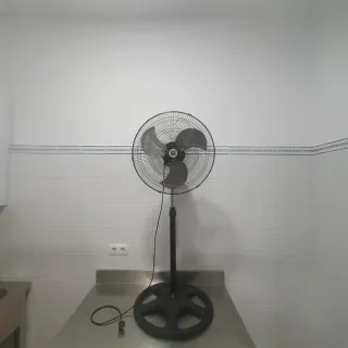 Ventilador de pie negro