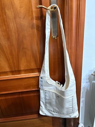 Bolso de hombro beige con tachuelas