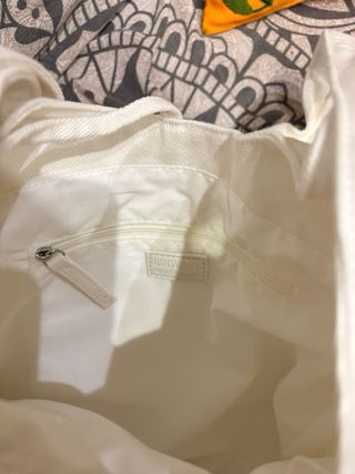 Bolso de hombro beige con tachuelas