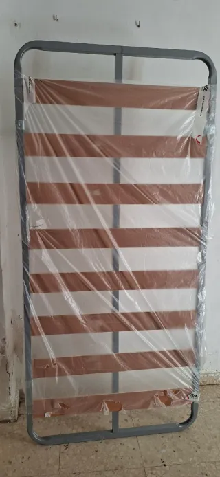 Somier con patas y colchón de 90x180cm.
