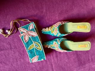 Tacones y bolso con pedrería