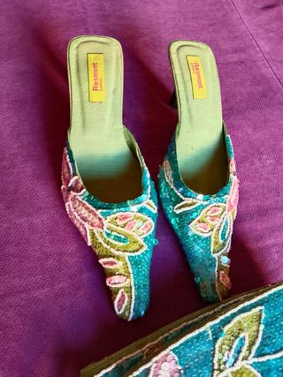 Tacones y bolso con pedrería