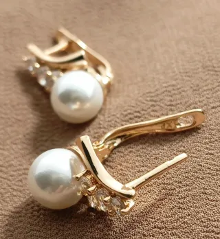 Pendientes dorados con perlas y circonitas