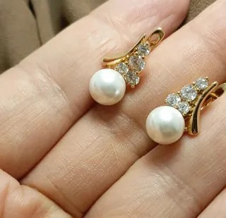 Pendientes dorados con perlas y circonitas