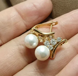 Pendientes dorados con perlas y circonitas