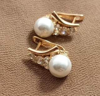 Pendientes dorados con perlas y circonitas