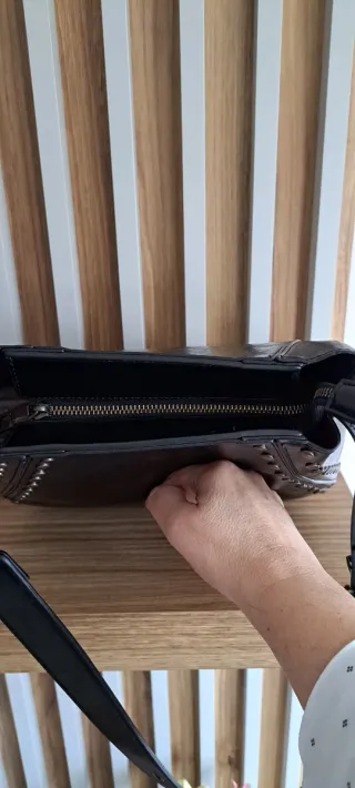 Bolso negro tachas tendencia