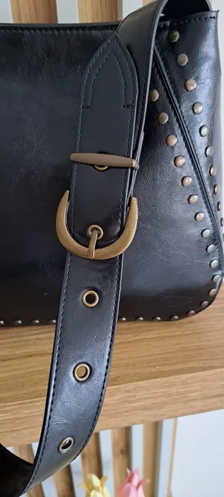 Bolso negro tachas tendencia