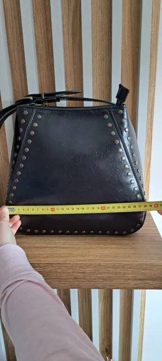 Bolso negro tachas tendencia