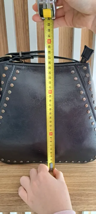 Bolso negro tachas tendencia