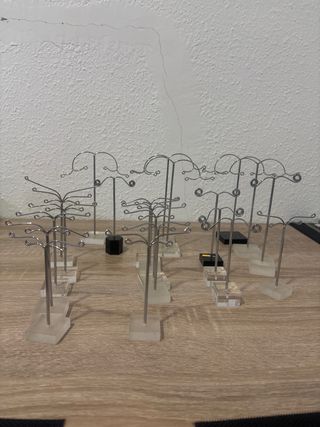 Expositores de pendientes plateados