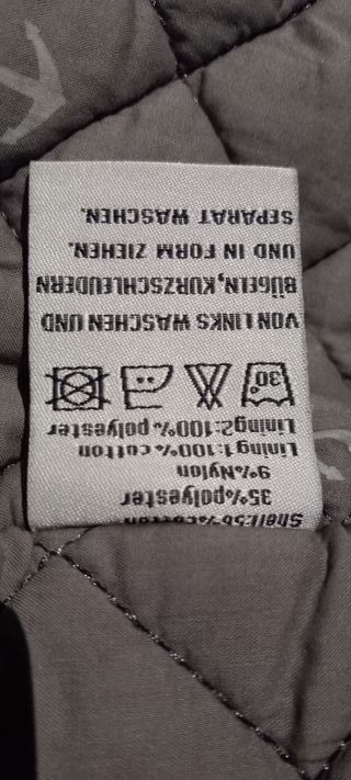 Chaquetón con capucha negro