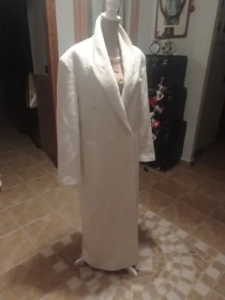 Abrigo largo Zara blanco Talla L/XL, muy largo .