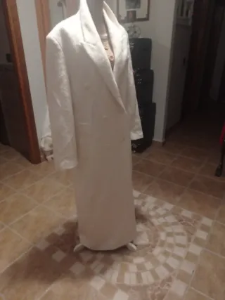 Abrigo largo Zara blanco Talla L/XL, muy largo .