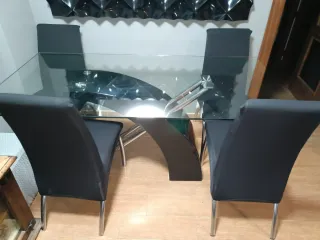 Mesa comedor cristal y 4 sillas modernas