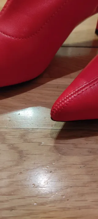 Botines rojos tacón fino Stradivarius