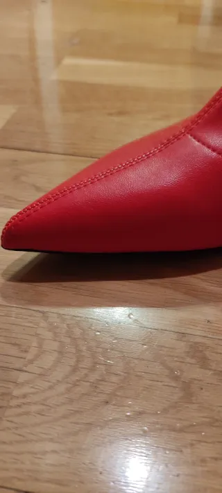 Botines rojos tacón fino Stradivarius