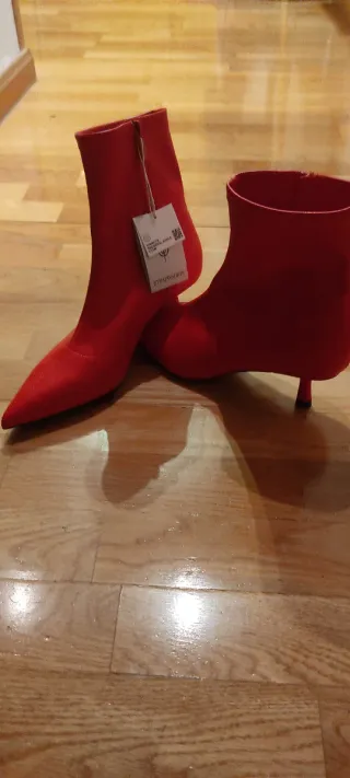 Botines rojos tacón fino Stradivarius