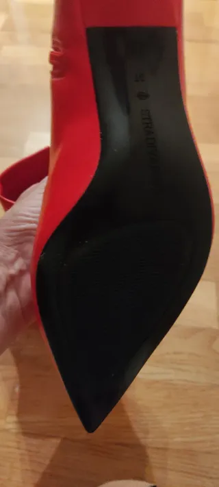 Botines rojos tacón fino Stradivarius