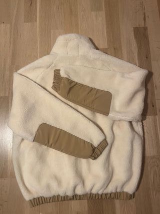 Forro polar beige/crema. Talla S, sin estrenar.