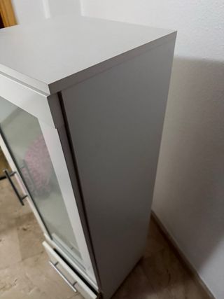 Armario blanco con puerta de cristal