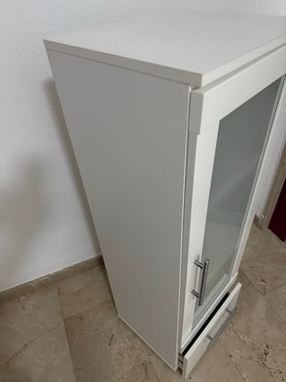 Armario blanco con puerta de cristal
