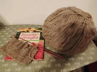 Kit Lavoro a Maglia: Gomitolo, Libro e Ferri