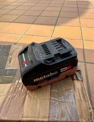 Pistola de impacto Metabo con batería
