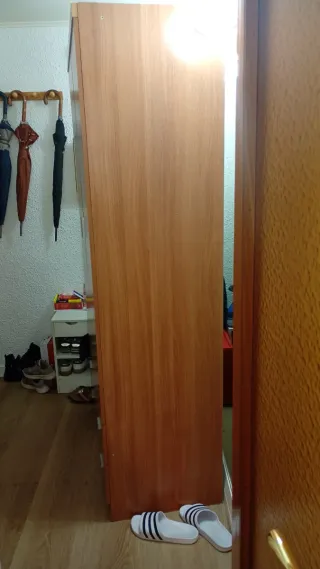 Armario de madera marrón