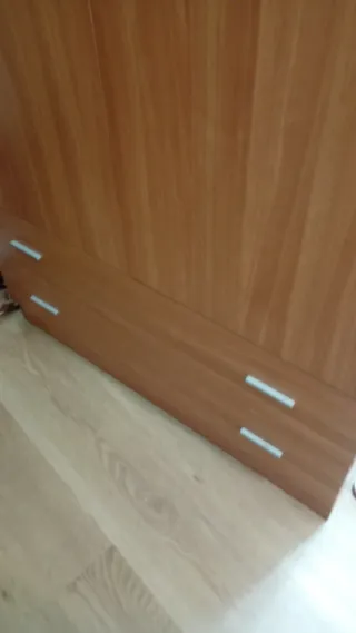 Armario de madera marrón