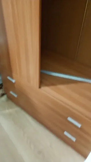 Armario de madera marrón