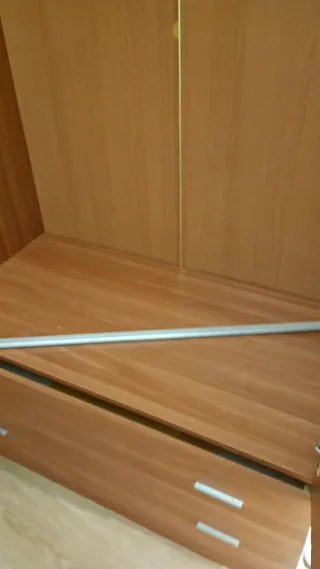 Armario de madera marrón