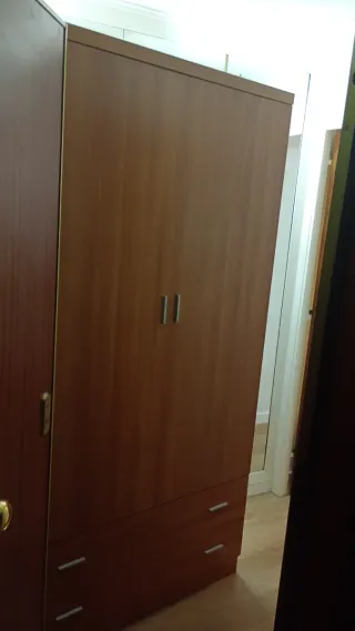 Armario de madera marrón