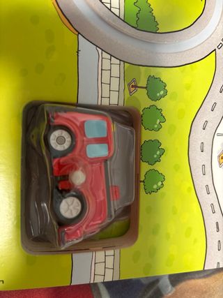 Juega con el libro del coche de bomberos. Usborne