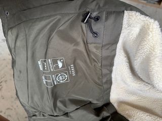 Chaqueta verde con capucha