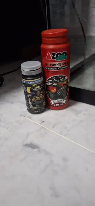 Pecera con accesorios y comida