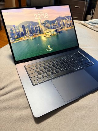 MacBook Air M2 15” 8GB 256GB + carcasa protectora