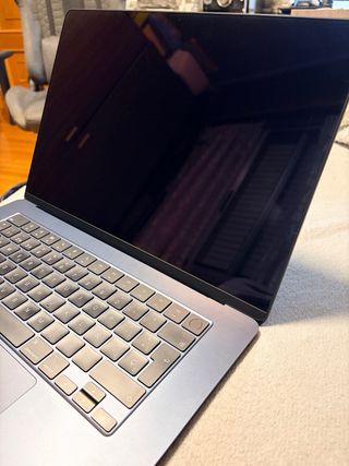 MacBook Air M2 15” 8GB 256GB + carcasa protectora