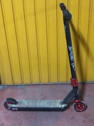 Patinete freestyle negro y rojo. Precio 28€