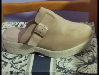 Zueco Beige con Hebilla