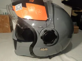 Casco modular gris y negro