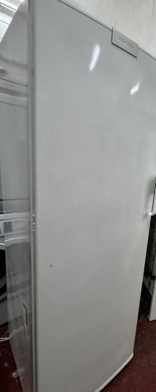 CONGELADOR VERTICAL SIEMENS NO FROST EN BLANCO