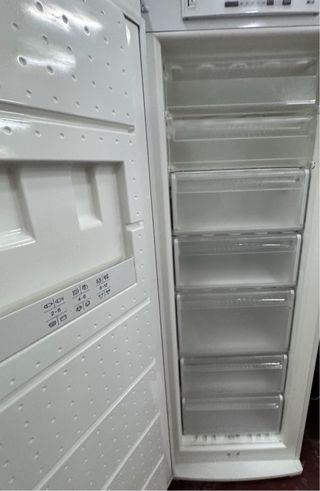 CONGELADOR VERTICAL SIEMENS NO FROST EN BLANCO