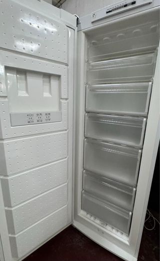 CONGELADOR VERTICAL SIEMENS NO FROST EN BLANCO