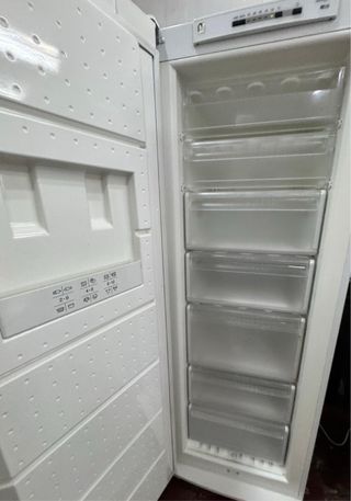 CONGELADOR VERTICAL SIEMENS NO FROST EN BLANCO